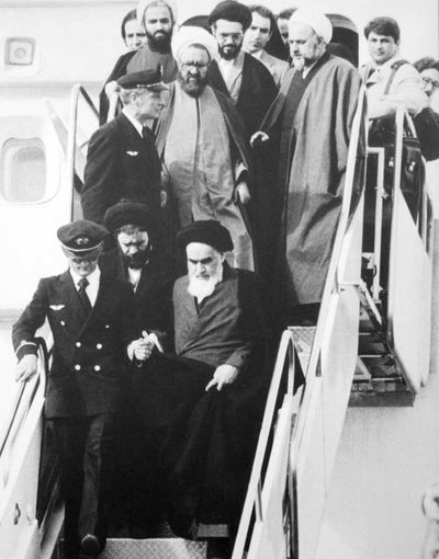 لحظه‌ی پیاده شدن امام خمینی از هواپیما در ابتدای ورود به ایران - مهرآباد - ۱۳۵۷